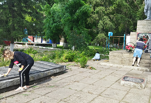 Погода в червоной поляне. Червоная Поляна Антрацитовский район удар по жилому дому. В селе за школой есть Поляна.