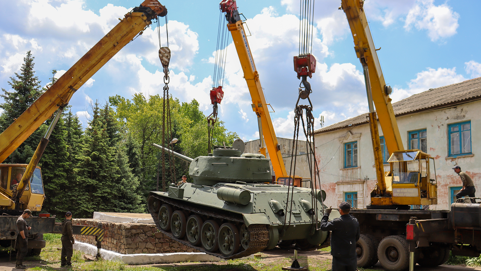 Легендарный танк Т-34 вернулся в Антрацит | 19.05.2024 | Антрацит -  БезФормата